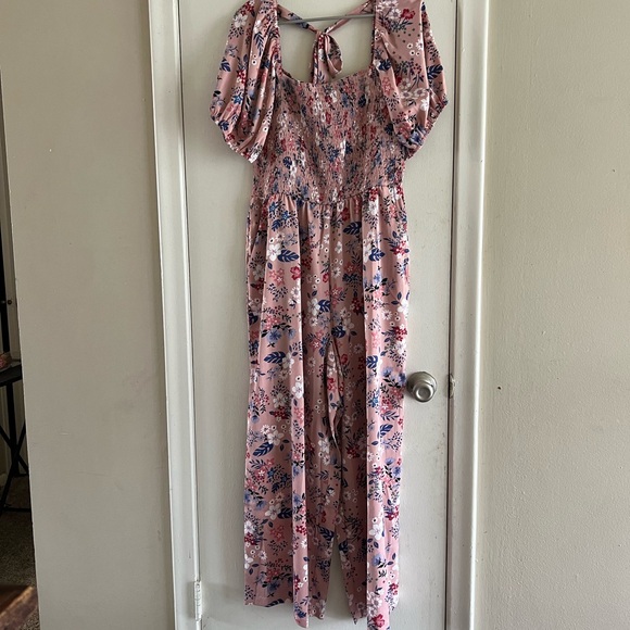 Found on Amazon jumpsuit with pink background and floral design, square neckline - Picture 2 of 3